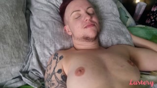 Наслаждайтесь Redhead & Brunette: A Handful & A Hole Full - порно видео на ONE-PORN.COM