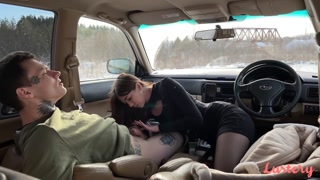 Наслаждайтесь Lera Moans in Car While Igor Fucks Her - порно видео на ONE-PORN.COM