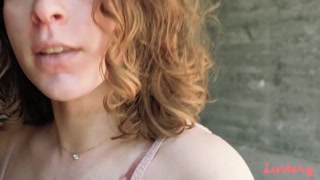 Наслаждайтесь Arden Touches Herself While Tommy Kisses Her Curly Hair - порно видео на ONE-PORN.COM