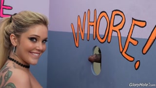 Наслаждайтесь Interracial Gloryhole for Kali Roses - Blonde Bombshell - порно видео на ONE-PORN.COM
