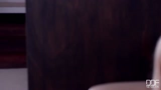 Наслаждайтесь Blonde Czech Babe Loves Anal & Creampie in High Heels - порно видео на ONE-PORN.COM