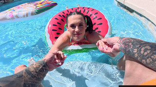 Наслаждайтесь Steamy Poolside Encounter - порно видео на ONE-PORN.COM