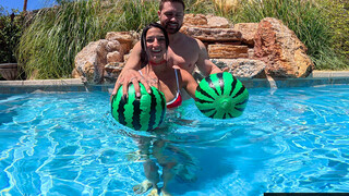 Splashy Summer Fun - наслаждайся лучшим порно на ONE-PORN.COM
