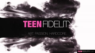 Наслаждайтесь Freckled teen gets deep hardcore from Ryan - порно видео на ONE-PORN.COM