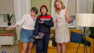 Наслаждайтесь Granny with big ass and milf with huge tits share young mechanic Sage's pussy - порно видео на ONE-PORN.COM