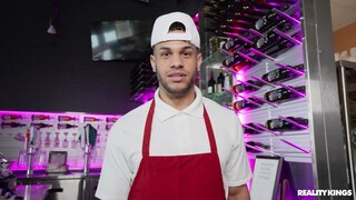 Наслаждайтесь Facial in the Pizzeria's Backroom - порно видео на ONE-PORN.COM