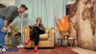 Наслаждайтесь Dutch Mom Cindy Learns to Suck Dick from Young Neighbor - порно видео на ONE-PORN.COM