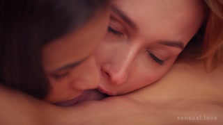 Наслаждайтесь Masturbation and Kissing with Three Lovely Ladies - порно видео на ONE-PORN.COM