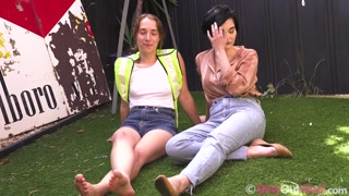 Наслаждайтесь Ivana Liquor & Felicity: Outdoor Lovers - порно видео на ONE-PORN.COM