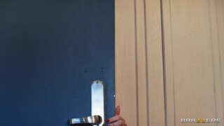 Наслаждайтесь The Shaved Pussy Gets Fucked in High Heels - порно видео на ONE-PORN.COM