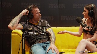 Наслаждайтесь Small Tits and Piercing in the Brazzers Pod - порно видео на ONE-PORN.COM
