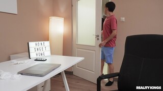 Наслаждайтесь Unveiling Her Past - порно видео на ONE-PORN.COM