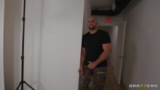 Наслаждайтесь JMac Kisses Megan's Shaved Pussy - порно видео на ONE-PORN.COM