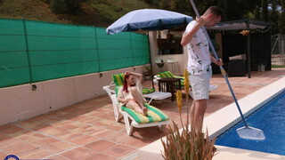 Наслаждайтесь Fire Girl Sucks Poolboy's Cock by the Poolside - порно видео на ONE-PORN.COM