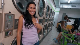 Наслаждайтесь Jade Greene and Tony Rubino's Laundromat Adventure - порно видео на ONE-PORN.COM