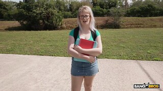 Наслаждайтесь Bubble Butt Blonde Sucks Cock - порно видео на ONE-PORN.COM