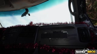 Наслаждайтесь Riding Santa like a Cowgirl - порно видео на ONE-PORN.COM