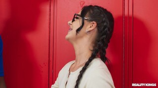 Наслаждайтесь Big Cock Coach Fucks College Girl Doggystyle - порно видео на ONE-PORN.COM
