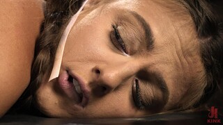 Наслаждайтесь Tattooed Gia Derza Submits - порно видео на ONE-PORN.COM