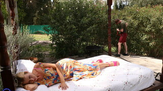 Garden Sex with Mature Blonde Lynna Nilsson and Sam Bourne - наслаждайся лучшим порно на ONE-PORN.COM