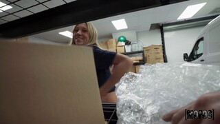 Package Hunt Leads to Blowjob - наслаждайся лучшим порно на ONE-PORN.COM