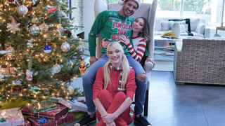Наслаждайтесь Foster Mother's Christmas Surprise - порно видео на ONE-PORN.COM