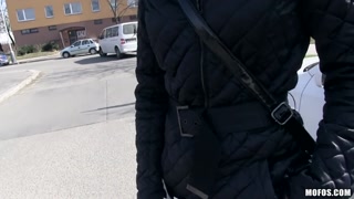 Наслаждайтесь Blonde Slut Ivana Sugar Licks the Tip Slow - порно видео на ONE-PORN.COM