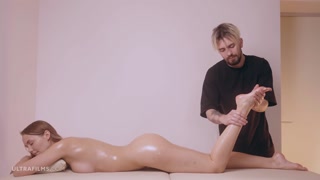Наслаждайтесь Sia Siberia Gives a Big Tits Handjob - порно видео на ONE-PORN.COM