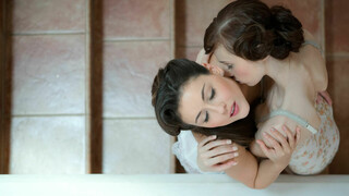 Наслаждайтесь Flashback Lesbian Kiss - порно видео на ONE-PORN.COM