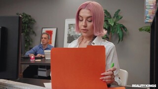 Наслаждайтесь Gagging and Facial in the Office - порно видео на ONE-PORN.COM
