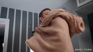 Наслаждайтесь Big Cock Fucks Alice - порно видео на ONE-PORN.COM