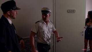 Наслаждайтесь Trimmed Pussy Stewardess Enjoys 2 Pilots in Threesome! - порно видео на ONE-PORN.COM