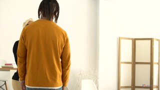 Наслаждайтесь Jesus Reyes Fucks Blondie's Big Tits - порно видео на ONE-PORN.COM