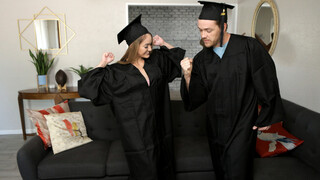 Наслаждайтесь Female Orgasm on Graduation Day - порно видео на ONE-PORN.COM